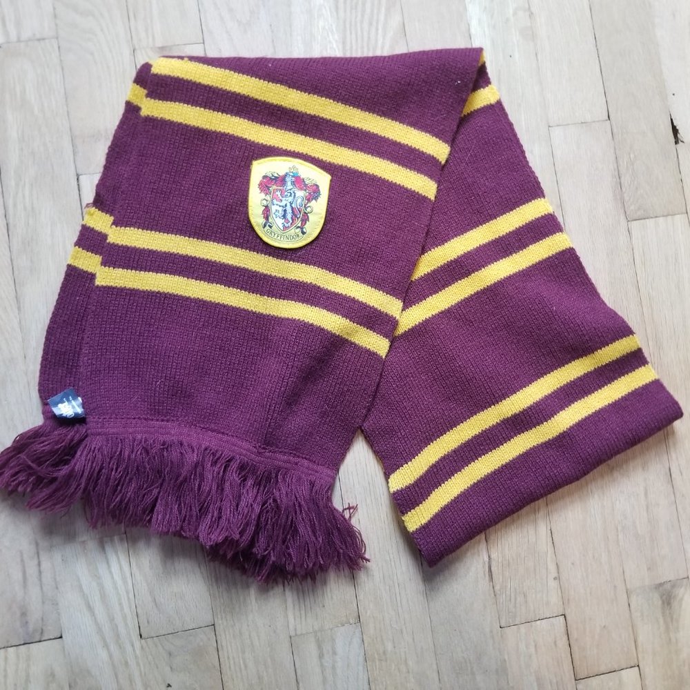 Warner Bros. Gryffindor-style Burgundy and Yellow Knit Scarf